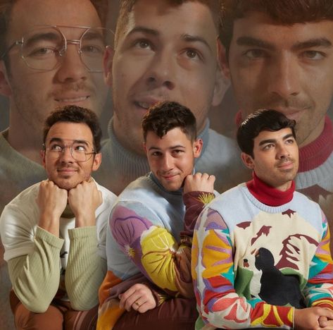 🎤 Kevin, Nick and Joe Jonas 🎸 Funny Sibling Pictures, Jcpenny Photos, Akward Family Photos, Awkward Photoshoot, Awkward Family Photos Christmas, Funny Family Portraits, Awkward Family Pictures, 80 Pictures, Awkward Family Portraits