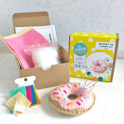 Doughnut Craft, Donut Diy, Make Your Own Pins, Sewing Kits Diy, Workshop For Kids, Diy Pin Cushion, Basic Sewing Kit, Kit Packaging, Diy Donut