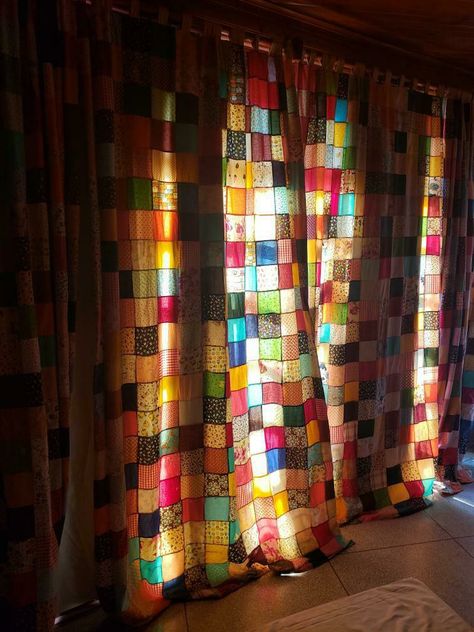 Patchwork Curtains Diy, Quilt Curtains, Aesthetic Curtains, Cortinas Boho, Quilted Curtains, Patchwork Curtains, Crochet Curtains, Cool Curtains, Aesthetic Rooms