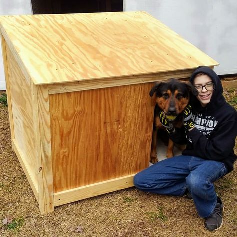 My dog stays outside and needed a dog house to keep him off the wet ground in the winter. It also has easy roof access just incase I need to get inside. Here is how it is built #dog Insulated Dog House Plans, Diy Large Dog House, Dog House Diy Outdoor, Winter Dog House, Insulated Dog House, Large Dog House, Outside Dogs, Dog House Plans, Dog House Diy