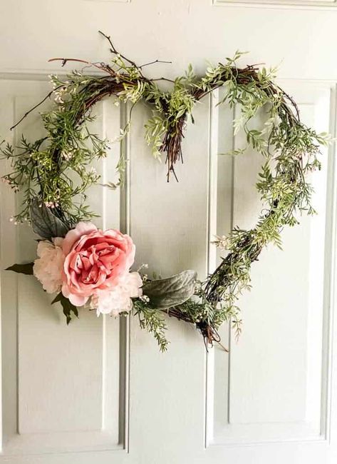 Grapevine Projects, Heart Wreath Diy, Grapevine Garland, Heart Wreaths, Bedroom Makeovers, Heart Shaped Wreaths, Diy Spring Wreath, Diy Heart, Grapevine Wreaths