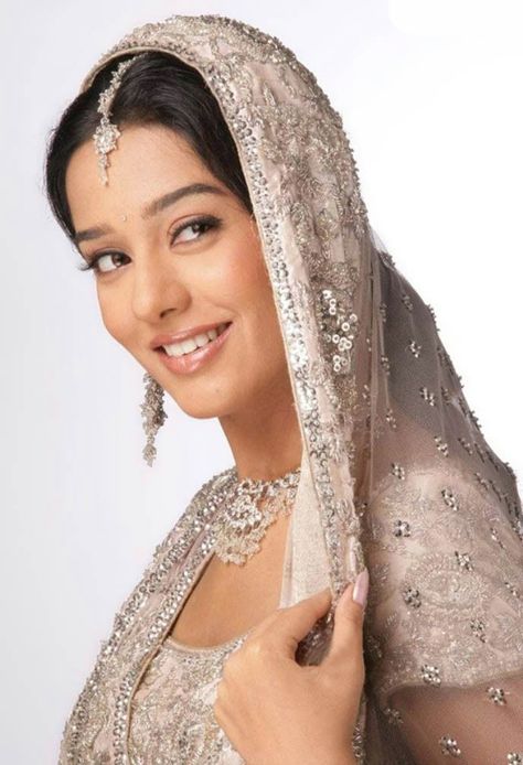 Amrita Rao in Bridal Wear https://blogonbabes.wordpress.com/2016/01/15/amrita-rao-in-bridal-wear/ #AmritaRao #BridalWear Indian Celebrity Wedding Outfits, Amrita Rao Aesthetic, Amrita Rao Vivah, 90s Bollywood Actress, 90s Bollywood Fashion, Creepy Girl, Amrita Rao, 90s Actresses, Ethnic Clothes