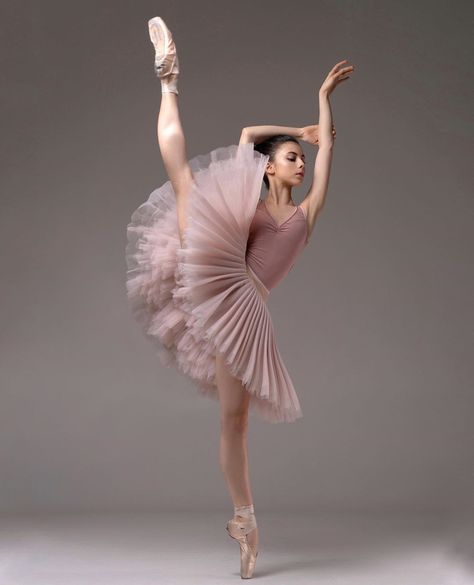 Ballerina Photography, Ballet Dance Photography, Ballet Aesthetic, Dance Picture Poses, Ballet Pictures, Ballet Beauty, Dance Photography Poses, Ballet Poses, Ballet Inspiration