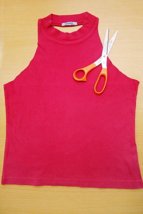 How to Make a Halter Top via www.wikiHow.com Diy Halter Top, Diy Halter, Diy Clothes Refashion Videos, Teen Crop Tops, Diy Cut Shirts, Shirt Makeover, Cut Up Shirts, Diy Tank, Diy Clothes Refashion