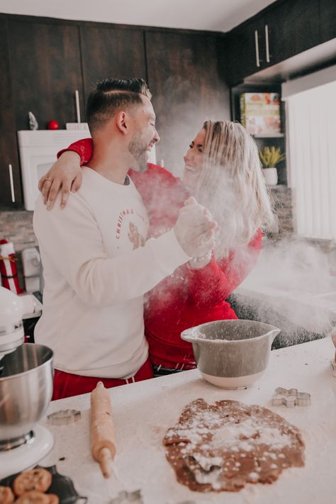 Baking Photoshoot, Christmas Couple Photos, Christmas Couple Pictures, Shooting Couple, Christmas Family Photoshoot, Couples Holiday, Home Photo Shoots, Xmas Photos, Holiday Photoshoot