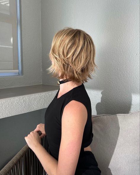 Shaggy Straight Bob, Short Hair With Layers Aesthetic, Short Shaggy Blonde Hair, Short Messy Blonde Hair, Niamh Adkins Short Hair, Bixie Colour Haircut, Short Hair Cuts Blonde, Short Blonde Layered Hair, Unstyled Short Hair