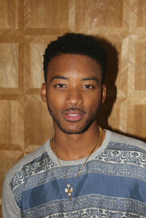 Algee Smith Algee Smith Aesthetic, Aglee Smith, Woody Mcclain, Algee Smith, Crush Cake, Descendants Dr, Transition Goals, Mixed Guys, Male Artists