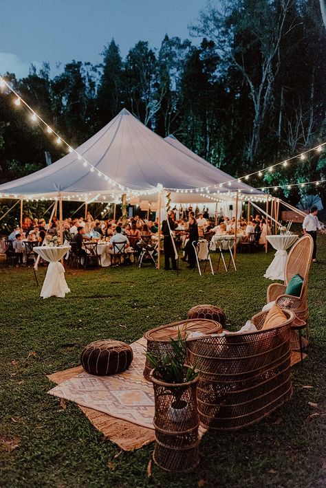 Pretty Wedding Drinks, Lounge Wedding Reception Outdoor, Hawaiian Style Wedding Reception, Wedding Tent Lighting Night, Hawaii Backyard Wedding, Backyard Casual Wedding Reception, Classy Backyard Wedding Reception, Wicker Wedding Decor, Small Tent Wedding Reception