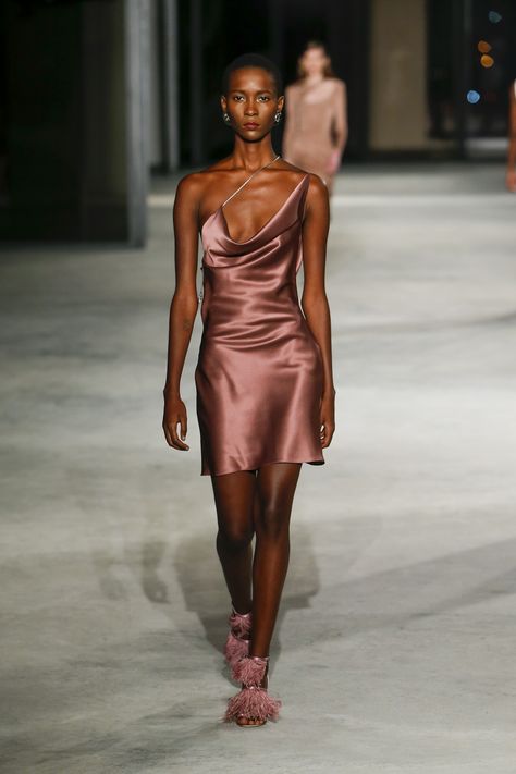 CUSHNIE ET OCHS FALL/WINTER 2018 COLLECTION FW18 RUNWAY FOOTWEAR SHOES HANDBAGS LUXURY GOODS VOGUE NYFW NYC NEW YORK FASHION WEEK TRESEMME DIZON KATE YOUNG JUSTINE MARJAN JAMES KALIARDOS JULIE KANDELIC MONICA SORDO JONATHON BECK KARLA OTTO STUDIO GUEREUX AM CASTING ALUNA GEORGE Expensive Fashion, Diy Vetement, Et Ochs, Cushnie Et Ochs, Girls Formal Dresses, Foto Poses, Evening Gowns Formal, Marchesa, Fall Fashion Trends