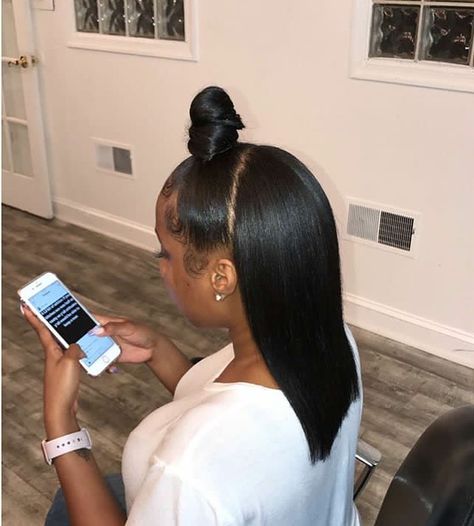 Silk press on natural hair  Pinterest :Thatsmarsb <- FOLLOW FOR MORE! Carmel Board, Twisted Hair, Pelo Afro, Sew Ins, Awesome Hair, Hair Creations, Prom Ideas, Hair Laid, Dope Hairstyles