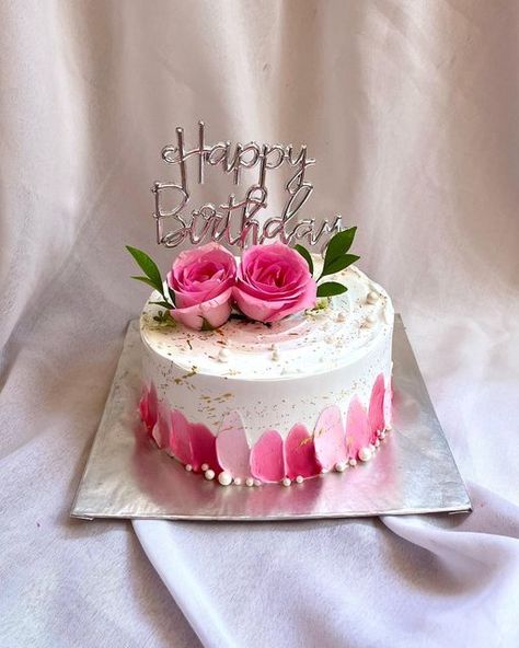 Simply Cake Design, Anniversary Cake Designs Aesthetic, Cake Designs Mom Birthday, Happy Birthday Cake For Mom, Aesthetic Anniversary Cake, Cute Aesthetic Birthday Cake, Flower Cake Simple, Birthday Cake For Mom Unique, Anniversary Cake Simple