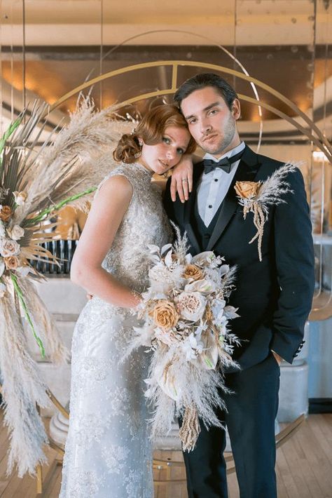 Modern Art Deco Wedding Inspiration at Burgh Island Hotel in Devon – Jennifer Jane Photography 29 This 1920's wedding inspiration will make you want to incorporate this era's vintage pieces with today's wedding trends! #bridalmusings #bmloves #wedding #weddinginspiration #weddinginspo #jazzera Art Deco Bouquet Wedding, 1920 Wedding Flowers, Great Gatsby Wedding Bouquet, Diy Art Deco Wedding Decor, Art Deco Style Wedding Dress, Art Deco Wedding Aisle, Art Deco Bridal Bouquet, Art Deco Outdoor Wedding, Art Deco Fall Wedding