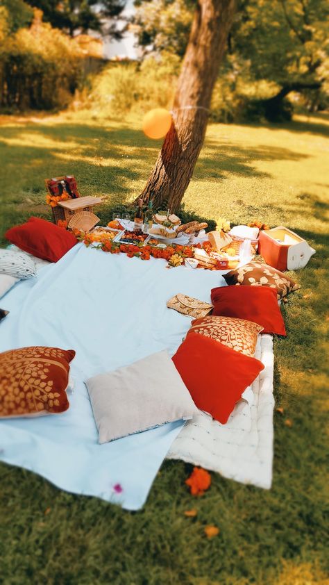 Orange scheme picnic set up Orange Themed Picnic, Orange Picnic Aesthetic, Picnic Pillow Set Up, Fall Picnic Setup, Romantic Picnic Set Up, Halloween Picnic Ideas, Picnic Decorations Ideas Simple, Picnic Set Up Ideas Romantic, Diy Picnic Set Up