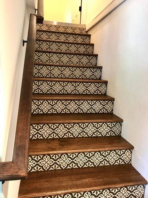 Entryway Family, Tiled Staircase, Bedroom Transitional, Staircase Interior Design, House Architecture Styles, Log Home Interiors, House Staircase, Tile Stairs, Stairway Design