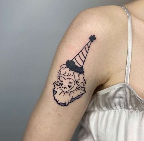 Clown Tattoo Aesthetic, Anime Tattoos Flash, Clown Doll Tattoo, Clown Pinup Tattoo, Traditional Tattoos Cute, Clown Tattoo Simple, Freakshow Tattoo, Vintage Clown Tattoo, Small Clown Tattoo