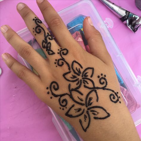 Cute henna flower design on the hand Hand Henna Designs Flower, Henna Flower Hand Designs, Henna Hand Flower Designs, Henna Design Ideas Hand, Hana Design Henna Tattoos Easy, Henna Designs To Do On Yourself, Henna Tattoo Designs Hand Flowers Pretty Simple, Hena Easy Design Hand, Flower Drawing On Hand