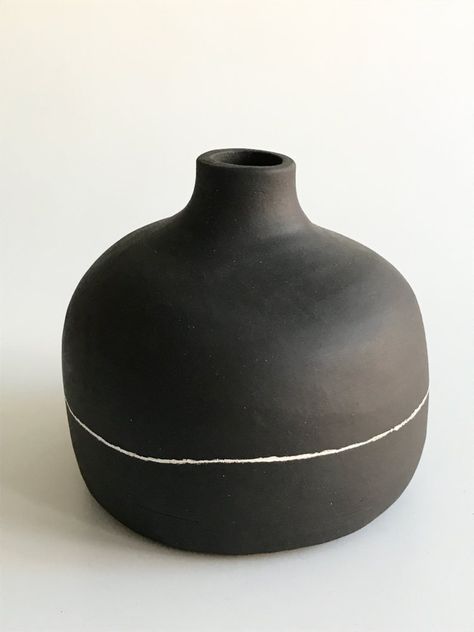 Image of black bottle Handmade Ceramic Sculpture, Black Clay Vase, Black Pottery Vase, Pottery Black Clay, Black Clay Ceramics, Black And White Pottery, Black Clay Pottery, Black Ceramics, Ceramic Bottles