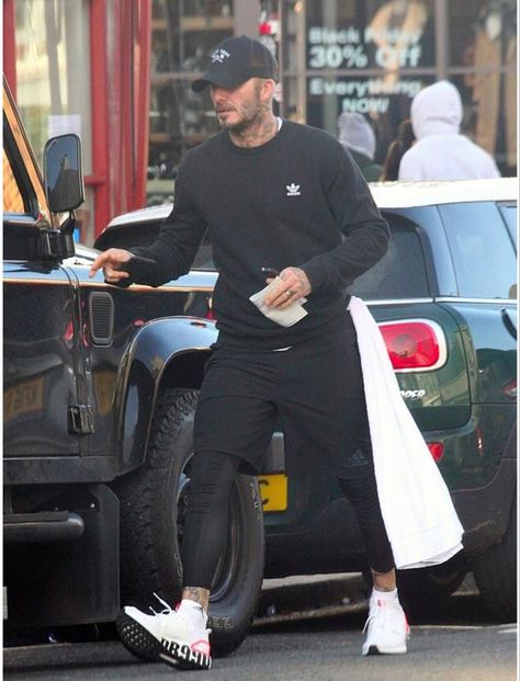 Gym Street Style Outfits Men, David Beckham Sweater, David Beckham Airport Style, David Beckham Gym, David Beckham Adidas Style, David Beckham Baseball Cap, Mens Gym Outfits, Streetwear Wallpaper, David Beckham Style Outfits