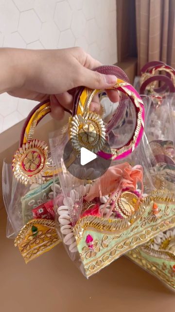 Rakhis by Gift Pitara on Instagram: "Elegant See Through Gotapatti Bags for Gifting ✨🧿  We have introduced this beautiful Gotapatti see Through bags for wedding favours. This hamper consists of 2 diyas, 1 ginni pouch and 2 chocolates. It can be customised as per your requirements. 🌼🎁" Gift Pack, Gift Packing Ideas For Kids, Diwali Return Gift Ideas, Diwali Gifting Ideas, Pant Shirt Packing Ideas For Wedding, Pouches Design, Gift Packing Ideas Wedding, Gift Bag Ideas For Kids, Wedding Bags