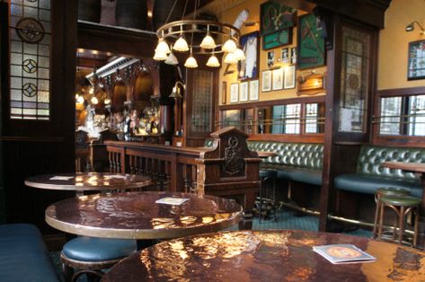 English Pub Interior, Old English Pub, Pub Interior Design, Restaurant Vintage, Whiskey Room, Pub Interior, English Pub, Pub Design, Home Pub