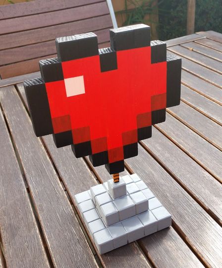 Great idea for a trophy, mightmake something similar with hama beads Cool Wood Art, Minecraft Wooden Cube Diy, Heart Wood Crafts, Minecraft Craft Ideas, Minecraft Wooden Block Crafts, Minecraft Art Ideas, Minecraft Block Art, Heart Room Decor, Wood Crafts Ideas