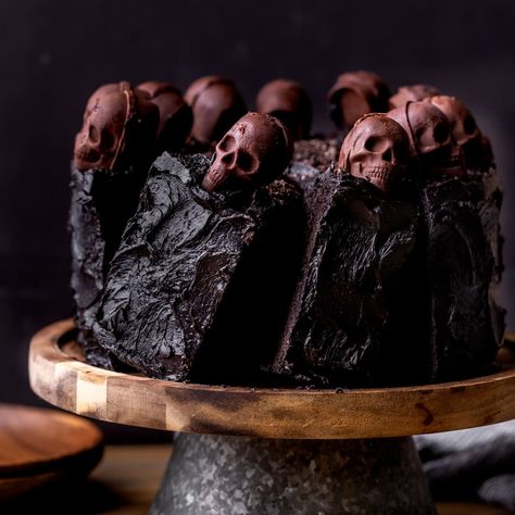 Halloween Chocolate Cake Chocolate Cake Halloween, Bundt Cake Halloween, The Spookiest Black Velvet Cake, Halloween Chocolate Cake Decoration, Cake For Chocolate Lovers, Halloween Chocolate Cake, Caramel Apple Spice Cake, Spooky Chocolate Cake, Matilda Chocolate Cake