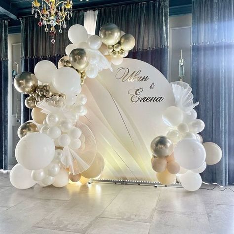 Ballon Arch Wedding Reception, Wedding Balloon Arch Ideas, Wedding Balloon Decorations Receptions, Elegant Balloon Decorations, Ballon Arrangements, Balloon Wedding Decorations, Balloon Structures, Wedding Balloon Arch, Unique Backdrops