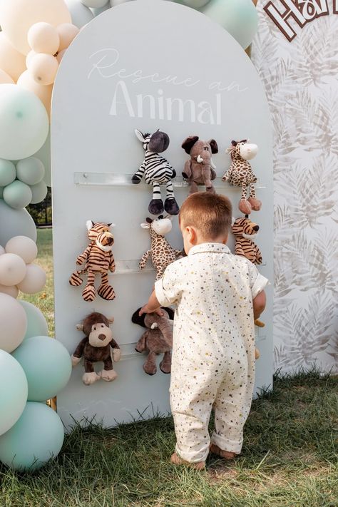 Stand For Birthday Decoration, One Year Old Birthday Party Animal Theme, Animal Themed Birthday Party Two, Wild Life Party Ideas, Wild One Neutral Birthday, Two Wild Birthday Backdrop, 3 Year Birthday Ideas, Safari Birthday Party One Year, Two Wild Party Decorations