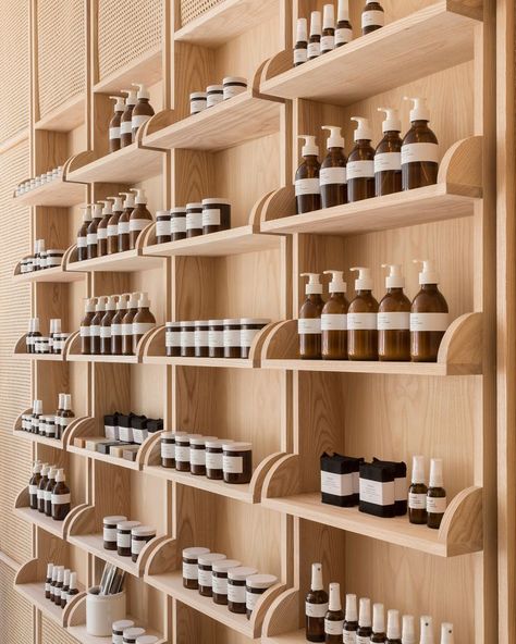 Skin Care Shop Interior Design, Deco Spa, Display Visual Merchandising, Skincare Store, Pharmacy Design, Retail Shelving, Store Interiors, Salon Interior Design, Cosmetic Design