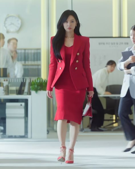 Hong Hae-in's outfits in 'Queen of Tears' is a masterclass in power dressing Queen Of Tears Hong Hae In Outfit, Kim Ji Won Outfit Queen Of Tears, Hong Haein Queen Of Tears Outfits, Queen Of Tears Fashion, Queen Of Tears Kim Ji Won, Hae In Outfit, Chaebol Outfit, Queen Of Tears Haein, Queen Of Tears Hong Hae In Outfits