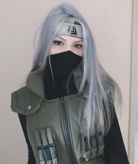 Womens Anime Cosplay, Anime Costume Ideas Female, Female Kakashi Cosplay, Easy Cosplay Ideas Women Anime, Fem Kakashi, Anime Cosplay Ideas Female, White Hair Cosplay, Cosplay Ideas Women Anime, Naruto Cosplay Female