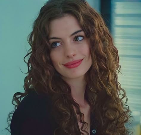 Curly Hair Behind Ears, Anne Hathaway Curly Hair, Wavy Hair 2b, Anne Hathaway Hair, Anne Hattaway, 2c Hair, Genuine Smile, Queen Hair, Dye My Hair