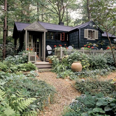 Maine Houses Cottages, Woodland Cottage Exterior, English Cottage Front Porch, Houses In Maine, Maine Cottage Exterior, Large Cottage House, Small Rustic Cottage, Rustic Cottage Exterior, Maine Cottage Interiors