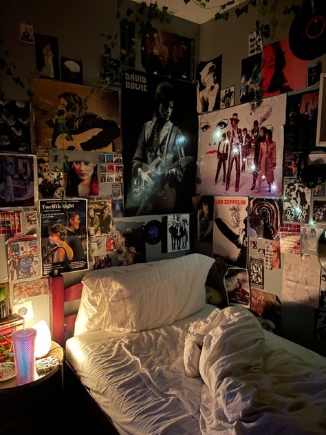 Black Wall Room Ideas Aesthetic, Rooms Dark Aesthetic, Dark Indie Room Aesthetic, 2000s Room Decor Grunge, Dark Grunge Room Aesthetic, Y2k Grunge Bedroom Aesthetic, Room Ideas Aesthetic Grunge Y2k, Punk Bedroom Aesthetic Edgy, Dark Y2k Bedroom