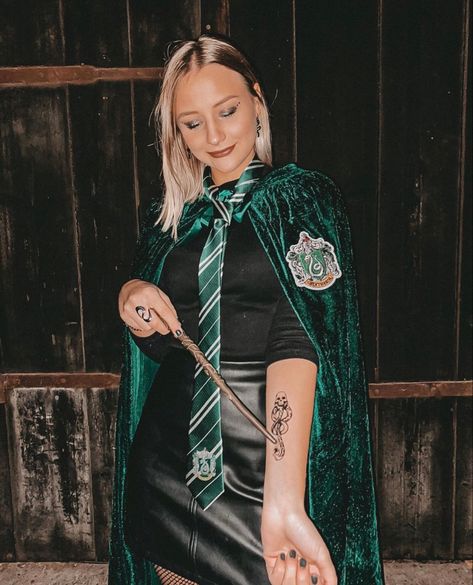 Female Draco Malfoy Costume, Draco Malfoy Costume Female, Women Harry Potter Costume, Diy Slytherin Costume, Slytherin Halloween Costume Women, Harry Potter Party Outfit, Kostüm Harry Potter, Harry Potter Disfraz, Slytherin Party Outfit