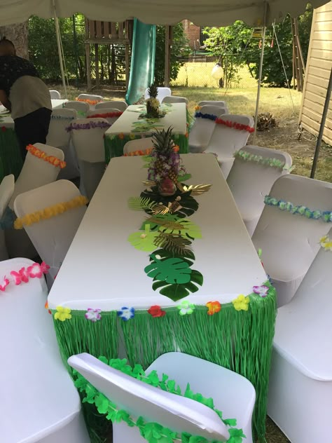 Aloha Graduation Party Ideas, Stitch Pool Party Ideas, Luau Graduation Party Ideas, Hawaiian Table Decorations, Hawaii Birthday Party, Stitch Party, Backyard Graduation Party, Moana Themed Party, Stitch Birthday