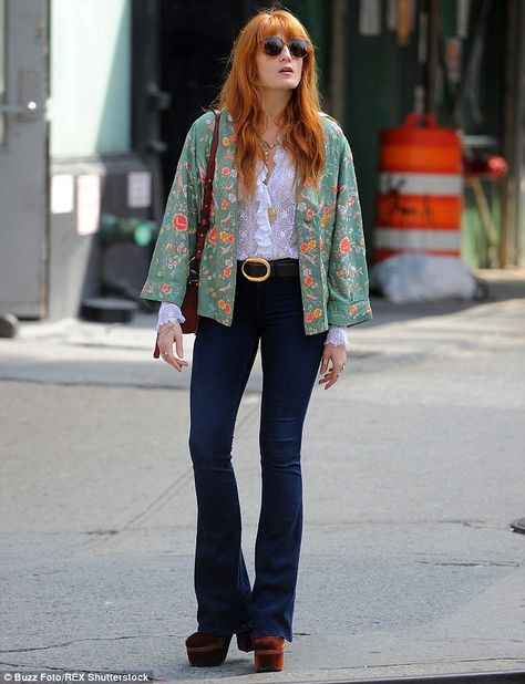 Florence Welch does retro glamour in flares and a kimono #dailymail Florence Welch Style, 70s Mode, Look Hippie Chic, Mode Hippie, Estilo Indie, 70s Inspired Fashion, Florence Welch, Estilo Hippie, Boho Jacket