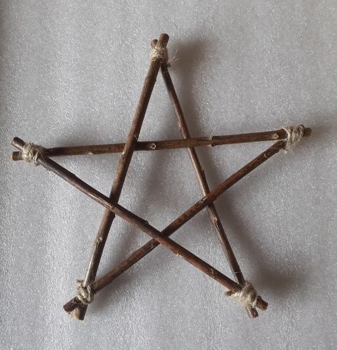 Twig Crafts, Wiccan Crafts, Pagan Crafts, Crystal Room, Willow Weaving, Pagan Altar, Willow Branches, Witchy Crafts, Mantle Piece