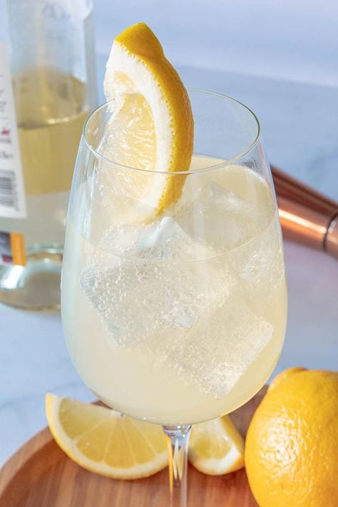 White Drinks Non Alcoholic, White Wine Mixed Drinks, White Wine Spritzer Recipe, Mocktail Spritzer, Lemonade Spritzer, Red Wine Spritzer, Spritzer Drink, Etiquette Dinner, Party Lemonade