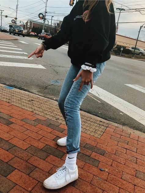 VSCO - republishposts Crew Socks Outfit, Outfit Themes, Nike Crew Socks, Clothing Basics, Socks Outfit, Outfit Elegantes, Cooler Style, Teenage Outfits, Sock Outfits