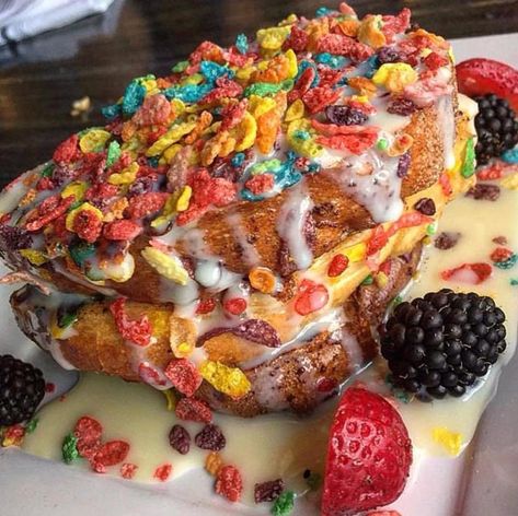 Ayyyeeee morntinnggggg Whatchu having for breakfast 😏👅💦💦💦 FRUITY PEBBLE FRENCH TOAST IS UPPPPP RECIOE ONLINE‼️‼️‼️ #GoodDrugzzz Fruity Pebbles French Toast, Fruity Pebble, Delicious French Toast, Soul Food Dinner, Junk Food Snacks, Food Babe, Fruity Pebbles, Sweet Snacks Recipes, French Toast Recipe