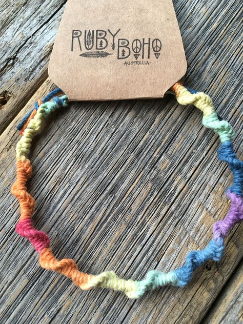 Funky Bracelet, Braided Bracelet Diy, Yarn Bracelets, Homemade Bracelets, Embroidery Bracelets, Friendship Bracelets Tutorial, Diy Friendship Bracelets Patterns, Twisted Bracelet, Thread Bracelets