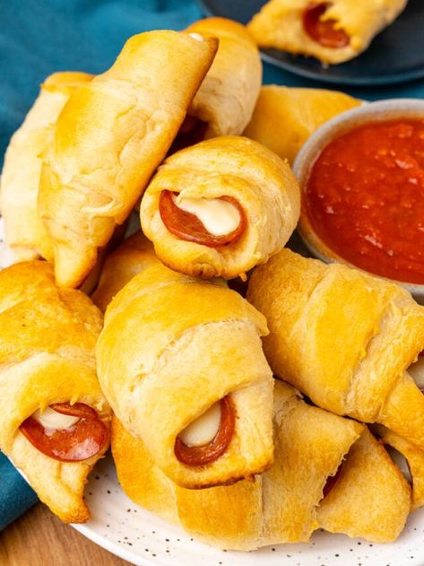 Easy Crescent Pepperoni Rolls Story - This Little Home of Mine Pizza Recipes Crescent Rolls, Pepperoni And Cheese Croissants, Pepperoni Cheese Crescent Rolls, Pepperoni Rolls With Crescent Rolls, Pillsbury Cresent Roll Recipes, Peporoni Rolls, Crescent Roll Pepperoni Rolls, Crescent Pepperoni Rolls, Cressant Rolls