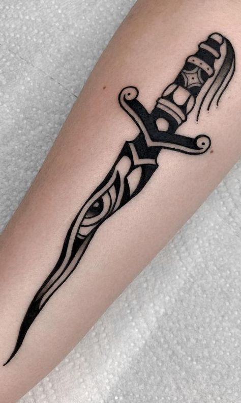 Flash Art Traditional Tattoo, Blackwork Knife Tattoo, Knife Flash Tattoo, Three Nails Tattoo, Traditional Switchblade Tattoo, Karambit Tattoo, Emo Tattoos For Guys, Curved Dagger Tattoo, Trad Dagger Tattoo