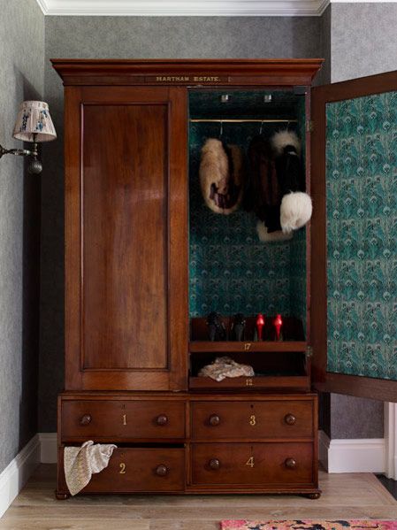 Interior tailors Wardrobe Design Vintage, Wallpaper Wardrobe Inside, Small Armoire Ideas, 1920s Wardrobe Furniture, Closet Wood Design, Vintage Wardrobe Upcycle, Vintage Armoire Bedroom, Antique Wooden Wardrobe, Vintage Wardrobe Design