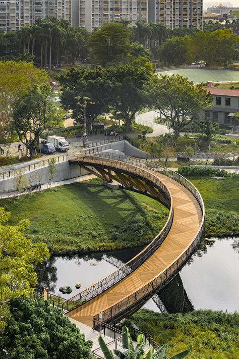 In the old days, the small "Zhuxi" river in Tainan’s Southern District was also known as "Moonviewing Creek”, thus lending the newly completed Yuejian-Bridge its name. The "Moon-Viewing Bridge” (Yuejian-Bridge) is part of the overall landscape improvement plan around the Zhuxi Basin in the Southern district. This project also includes the Zhuxi sewage interception, water purification as well as complete landscape reconstruction and renaturation on both sides of the bank. Lake Landscape Architecture, Lake Landscape Design, Outdoor Bridges, Bridges Architecture, Lake Landscaping, Facade Architecture Design, Park Landscape, Arch Bridge, River Park