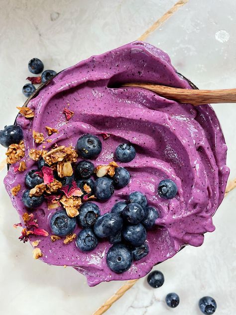 Blueberry Smoothie Bowl Recipe, Peach Smoothie Bowl, Walnut Smoothie, Cashew Smoothie, Blueberry Muffin Smoothie, Purple Smoothie, Blueberry Smoothie Bowl, Peach Blueberry, Blueberry Smoothie