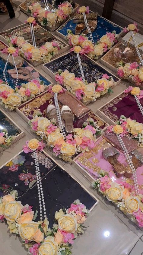 Dulhan Gift Packing, Suit Packing Ideas Wedding Indian, Suits Packing Ideas For Wedding, Groom Suit Packing Ideas, How To Wrap Wedding Gifts, Bride Dress Packing Ideas, Dulhan Dress Packing Ideas, Bari Packing Ideas For Bride, Suit Packing Ideas