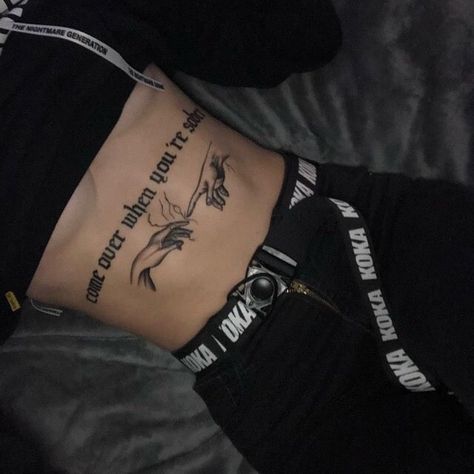 Side Stomach Tattoos, Tattoos For Females, Stomach Tattoos Women, Waist Tattoos, Bauch Tattoos, Grunge Tattoo, Ribcage Tattoo, Tattoo Trend, Inspiration Tattoos