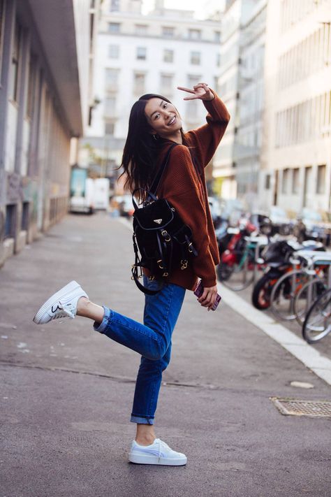 Utilitarian Chic to Leather Luxe: The Finest Backpacks For Autumn Poses Modelo, Photos Originales, Friend Poses Photography, Photography Posing Guide, Stylish Photo Pose, Photo Pose Style, Model Poses Photography, Fashion Photography Poses, Foto Casual